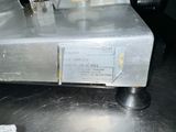a machine that is sitting on a metal table