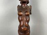 l'image d'une statue de femme avec un chapeau sur la tête