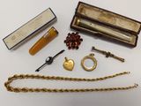 un assortiment de bijoux comprenant un collier, une bague et d'autres articles