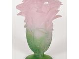 vase en verre rose et vert contenant des fleurs, sur fond blanc