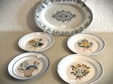 quatre assiettes posées sur une table