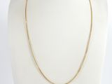 un collier à chaîne en or sur un mannequin mannequin mannequin mannequin mannequin mannequin mannequin mannequin mannequin mannequin