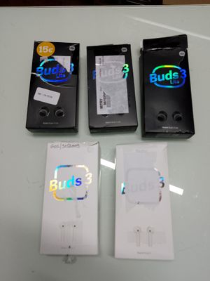 Quatre téléphones portables sont posés les uns à côté des autres sur une table.