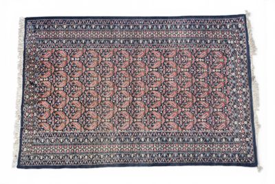 GHOUM. Tapis en laine à fond bleu à décor tapissant de Boteh…