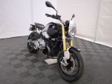 une moto garée sur un sol en damier