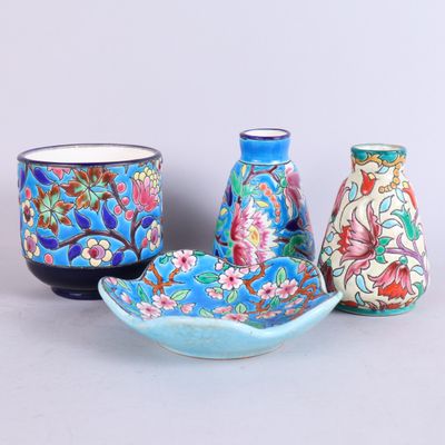 trois vases et un bol posés sur une table
