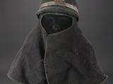 une image représentant un casque posé au sommet d'un poteau métallique