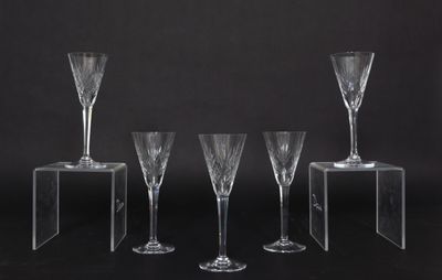 SAINT-LOUIS, attribué à. Suite de cinq verres à pied de form…