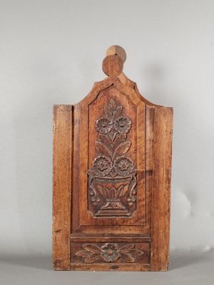 une vieille porte en bois ornée d'un motif sculpté sur le devant