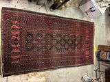 Une photo d'un tapis est accrochée au mur d'une pièce.