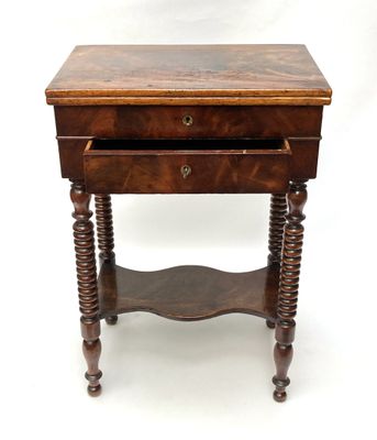 une vieille table en bois surmontée d'un tiroir
