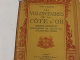 un livre ouvert sur une table