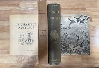 deux livres posés sur une table en bois