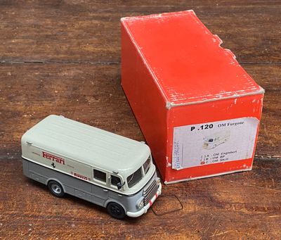 un petit bus et une boîte posés sur une table en bois