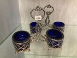 trois verres bleus posés sur un socle en argent