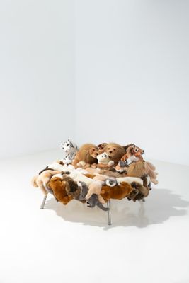 une pile de peluches posée sur une petite table