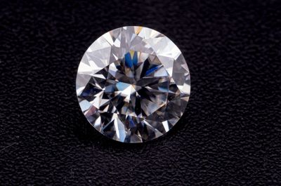 gros plan d'un diamant sur une surface noire