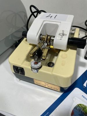 une machine à coudre posée sur un comptoir blanc