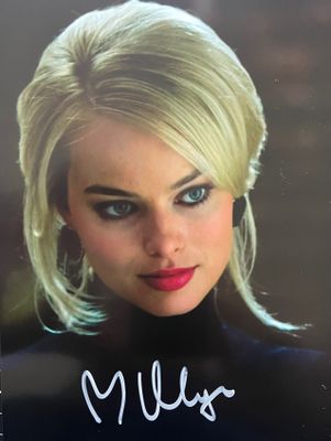 l'image d'une femme aux cheveux blonds et aux yeux bleus