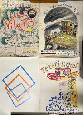 un réfrigérateur recouvert de dessins et d'images