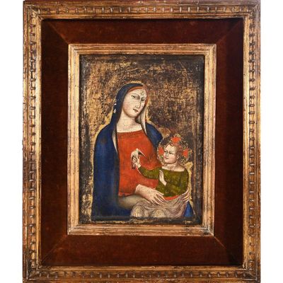 une peinture représentant une femme tenant un bébé dans ses bras