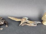 trois figurines en bronze représentant des oiseaux, un oiseau et un hibou