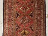 un vieux tapis accroché au mur d'une pièce