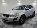Le SUV Volvo argenté est garé dans une grande pièce.