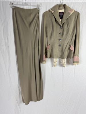 un pantalon et une veste kaki pour femme, suspendus à un portant