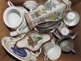une boîte en carton remplie d'un assortiment d'assiettes et de tasses en porcelaine