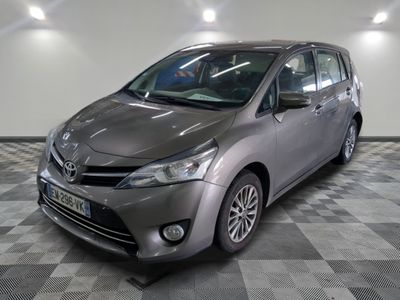 une photo d'une Toyota Venza argentée garée sur un sol à damier