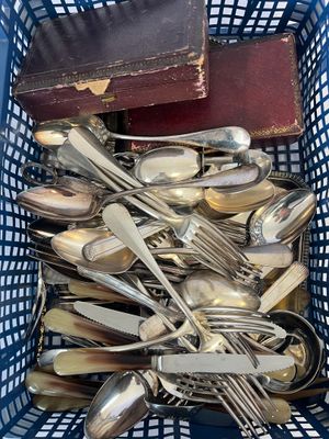 un panier rempli de cuillères en argent, avec des cuillères à l'intérieur