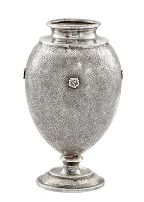 une image représentant un vase en argent orné d'un diamant au centre