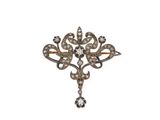 gros plan d'une broche en diamant sur fond blanc