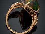un gros plan d'une bague sertie d'un oplite noir et de diamants