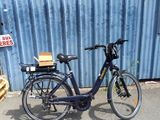 un vélo garé devant un bâtiment