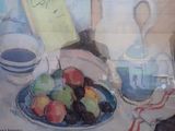 un tableau représentant une assiette de fruits posée sur une table