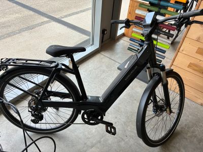 un vélo garé devant une fenêtre