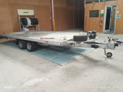 une remorque garée dans un garage