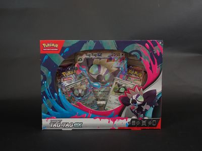 une boîte de cartes à collectionner Pokémon posée sur une table