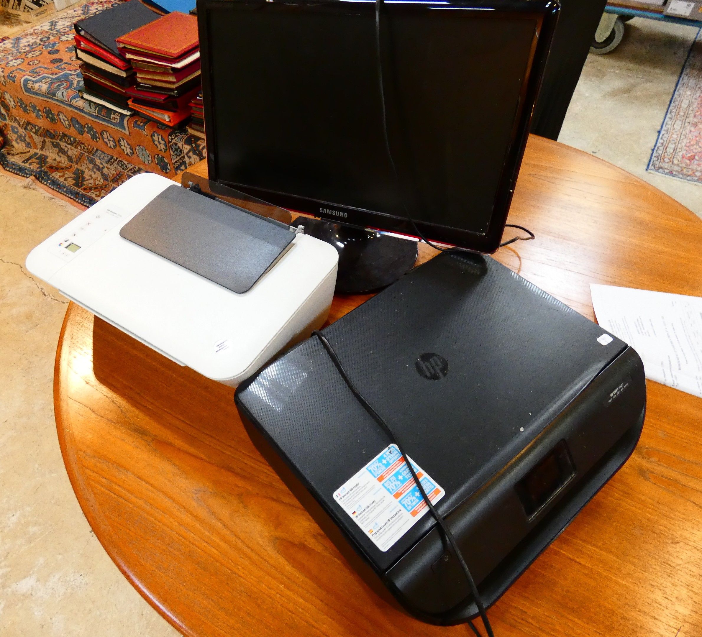 Lot de matériel informatique: écran d'ordinateur SAMSUNG; imprimante HP Envy; imprimante HP. En l'état. FRAIS JUDICIA...