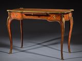 l'image d'une petite table surmontée d'un tiroir