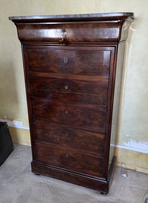 une commode en bois dans le coin d'une pièce