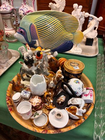 Petit lot de bibelots en porcelaine pour la plupart, joint deux b...