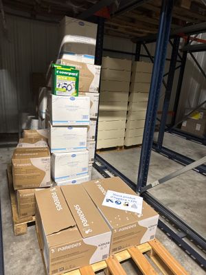 une pile de boîtes sur une palette dans un entrepôt