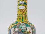 une image représentant un vase décoré d'une peinture, posé sur une table