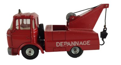 un camion jouet rouge équipé d'une grue