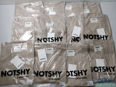 six paires de t-shirts beiges ornés de logos noirs et blancs
