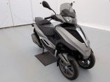 un scooter garé dans une pièce