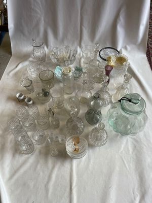 une nappe blanche sur laquelle sont disposés de nombreux objets en verre